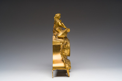 Een Franse verguld bronzen mantelklok bekroond met Leda en de zwaan, 19de eeuw