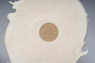 Enrico Braga (1841-1919, attribu&eacute; &agrave;): Paire de plaques en marbre moul&eacute; &agrave; d&eacute;cor de Cupidon et Psych&eacute; en relief, Italie, 20&egrave;me si&egrave;cle