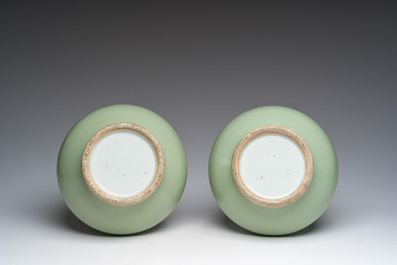 Paire de vases en porcelaine de Chine bleu et blanc sur fond c&eacute;ladon &agrave; d&eacute;cor de dragons 'kui', 19&egrave;me/20&egrave;me si&egrave;cle