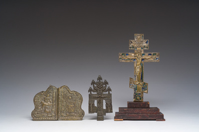 Collection vari&eacute;e d'ic&ocirc;nes de voyage et de croix orthodoxes principalement en bronze en partie &eacute;maill&eacute;es, Russie, principalement 18&egrave;me/19&egrave;me si&egrave;cle