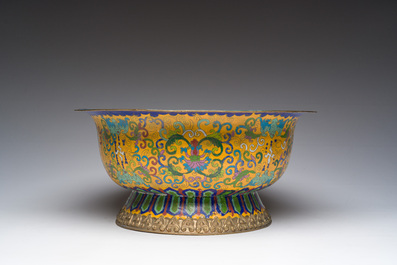 Een grote Chinese cloisonn&eacute; 'Shou' kom met gele fondkleur, 19de/20ste eeuw