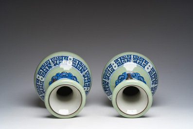 Paire de vases en porcelaine de Chine bleu et blanc sur fond c&eacute;ladon &agrave; d&eacute;cor de dragons 'kui', 19&egrave;me/20&egrave;me si&egrave;cle