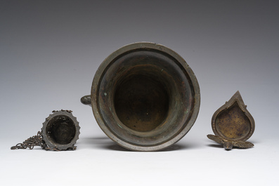 Mortier en bronze &agrave; d&eacute;cor de fleur-de-lys, probablement Nuremberg, une lampe &agrave; huile (diya) et un porte-lampe, 15&egrave;me si&egrave;cle et post&eacute;rieur