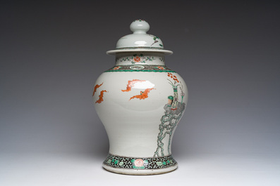 Vase couvert en porcelaine de Chine famille verte &agrave; d&eacute;cor de sc&egrave;nes anim&eacute;es et de chauves-souris, 19&egrave;me si&egrave;cle