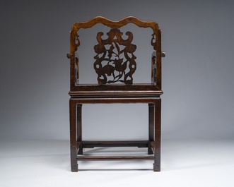 Chaise en bois dur sculpt&eacute; et ajour&eacute;, Chine, 20&egrave;me si&egrave;cle