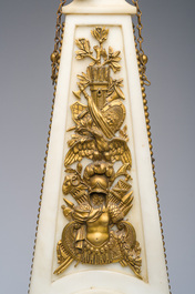 Rare pendule en forme d'ob&eacute;lisque surmont&eacute;e d'un aigle en marbre blanc aux montures en bronze dor&eacute;, France, fin du 19&egrave;me si&egrave;cle