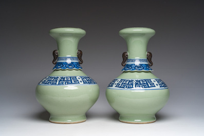 Paire de vases en porcelaine de Chine bleu et blanc sur fond c&eacute;ladon &agrave; d&eacute;cor de dragons 'kui', 19&egrave;me/20&egrave;me si&egrave;cle