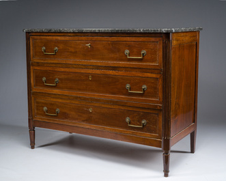 Commode de style Louis XVI en bois aux montures en bronze et plateau en marbre vein&eacute; gris, France, fin du 19&egrave;me si&egrave;cle