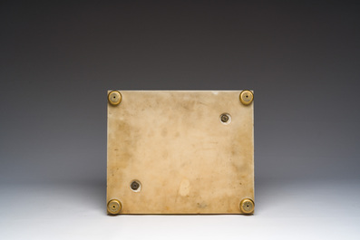 Rare pendule en forme d'ob&eacute;lisque surmont&eacute;e d'un aigle en marbre blanc aux montures en bronze dor&eacute;, France, fin du 19&egrave;me si&egrave;cle