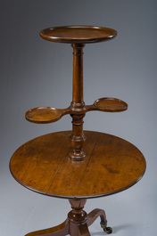 Twee Engelse mahoniehouten dumbwaiter met drie niveau's, 19de/20ste eeuw