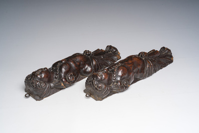 Paire de cariatides en bois patin&eacute; et deux Corpi Christi, 17&egrave;me si&egrave;cle et post&eacute;rieur