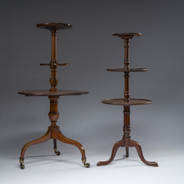 Twee Engelse mahoniehouten dumbwaiter met drie niveau's, 19de/20ste eeuw