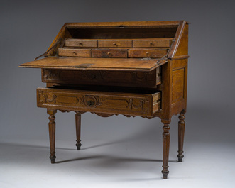 Secr&eacute;taire &agrave; abattant Louis XVI en ch&ecirc;ne &agrave; deux tiroirs, France, 18&egrave;me/19&egrave;me si&egrave;cle
