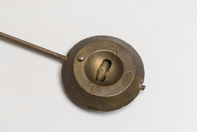 Rare pendule en forme d'ob&eacute;lisque surmont&eacute;e d'un aigle en marbre blanc aux montures en bronze dor&eacute;, France, fin du 19&egrave;me si&egrave;cle