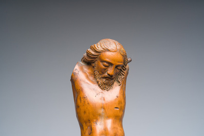 Paire de cariatides en bois patin&eacute; et deux Corpi Christi, 17&egrave;me si&egrave;cle et post&eacute;rieur