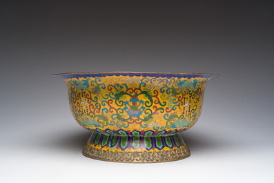 Een grote Chinese cloisonn&eacute; 'Shou' kom met gele fondkleur, 19de/20ste eeuw