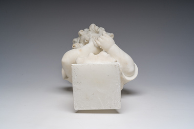 Eugenio Battiglio (19de/20ste eeuw): Meisje met een vlinder in de hand, albast, Firenze