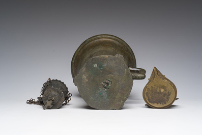 Mortier en bronze &agrave; d&eacute;cor de fleur-de-lys, probablement Nuremberg, une lampe &agrave; huile (diya) et un porte-lampe, 15&egrave;me si&egrave;cle et post&eacute;rieur