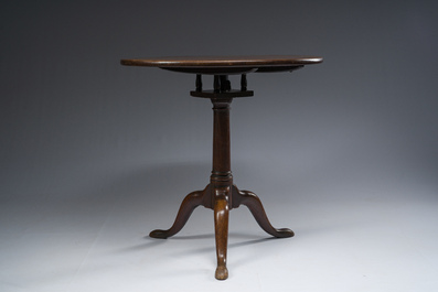 Table d'appoint ronde de type 'bird cage' &agrave; trois pieds en acajou, Angleterre, 19&egrave;me si&egrave;cle