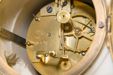 Rare pendule en forme d'ob&eacute;lisque surmont&eacute;e d'un aigle en marbre blanc aux montures en bronze dor&eacute;, France, fin du 19&egrave;me si&egrave;cle