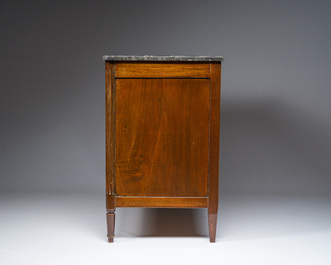 Commode de style Louis XVI en bois aux montures en bronze et plateau en marbre vein&eacute; gris, France, fin du 19&egrave;me si&egrave;cle