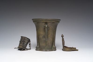 Mortier en bronze &agrave; d&eacute;cor de fleur-de-lys, probablement Nuremberg, une lampe &agrave; huile (diya) et un porte-lampe, 15&egrave;me si&egrave;cle et post&eacute;rieur