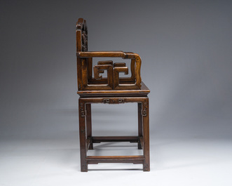 Chaise en bois dur sculpt&eacute; et ajour&eacute;, Chine, 20&egrave;me si&egrave;cle