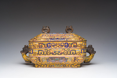 Een grote rechthoekige Chinese cloisonn&eacute; dekselkom met gele fondkleur, 19de eeuw