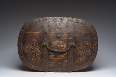 Coffre de voyage en bois courb&eacute; aux montures en fer forg&eacute;, Su&egrave;de, 18&egrave;me si&egrave;cle