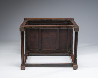 Chaise en bois dur sculpt&eacute; et ajour&eacute;, Chine, 20&egrave;me si&egrave;cle