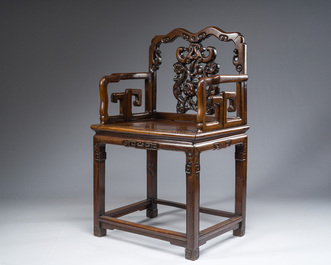 Chaise en bois dur sculpt&eacute; et ajour&eacute;, Chine, 20&egrave;me si&egrave;cle