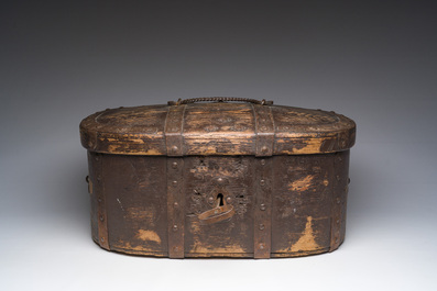 Coffre de voyage en bois courb&eacute; aux montures en fer forg&eacute;, Su&egrave;de, 18&egrave;me si&egrave;cle