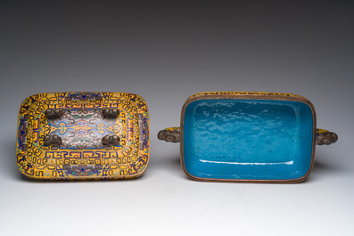 Een grote rechthoekige Chinese cloisonn&eacute; dekselkom met gele fondkleur, 19de eeuw