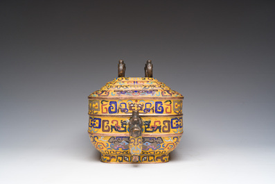 Een grote rechthoekige Chinese cloisonn&eacute; dekselkom met gele fondkleur, 19de eeuw