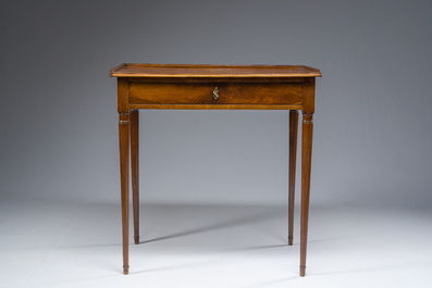 Table &agrave; &eacute;crire d'appoint Louis XVI en acajou et bronze ouvrant par un tiroir, France, d&eacute;but du 19&egrave;me si&egrave;cle