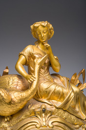 Een Franse verguld bronzen mantelklok bekroond met Leda en de zwaan, 19de eeuw