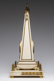 Rare pendule en forme d'ob&eacute;lisque surmont&eacute;e d'un aigle en marbre blanc aux montures en bronze dor&eacute;, France, fin du 19&egrave;me si&egrave;cle
