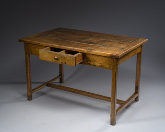 Table &agrave; &eacute;crire &agrave; un tiroir en ch&ecirc;ne, France, 18&egrave;me si&egrave;cle