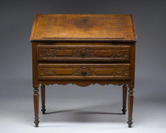 Secr&eacute;taire &agrave; abattant Louis XVI en ch&ecirc;ne &agrave; deux tiroirs, France, 18&egrave;me/19&egrave;me si&egrave;cle