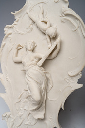 Enrico Braga (1841-1919, attribu&eacute; &agrave;): Paire de plaques en marbre moul&eacute; &agrave; d&eacute;cor de Cupidon et Psych&eacute; en relief, Italie, 20&egrave;me si&egrave;cle