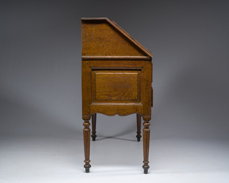 Secr&eacute;taire &agrave; abattant Louis XVI en ch&ecirc;ne &agrave; deux tiroirs, France, 18&egrave;me/19&egrave;me si&egrave;cle