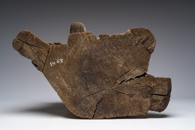 Sculpture de Luohan en bois sculpt&eacute; avec des traces de polychromie, 19&egrave;me si&egrave;cle