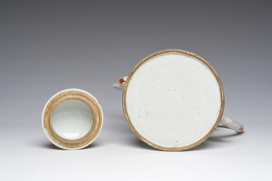 Een Chinese famille rose dekselkan met vogels bij bloesems, Qianlong