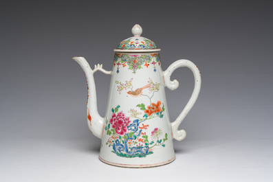 Een Chinese famille rose dekselkan met vogels bij bloesems, Qianlong