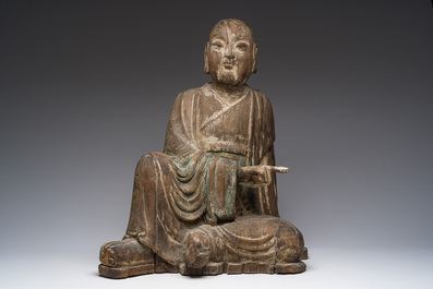 Sculpture de Luohan en bois sculpt&eacute; avec des traces de polychromie, 19&egrave;me si&egrave;cle