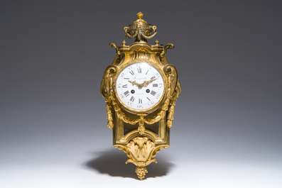 Pendule cartel de style Louis XVI en bronze dor&eacute; &agrave; d&eacute;cor de guirlandes, France, 19&egrave;me si&egrave;cle
