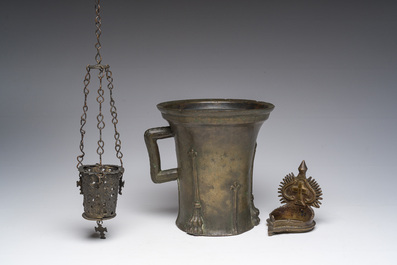 Mortier en bronze &agrave; d&eacute;cor de fleur-de-lys, probablement Nuremberg, une lampe &agrave; huile (diya) et un porte-lampe, 15&egrave;me si&egrave;cle et post&eacute;rieur