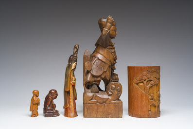 Een diverse collectie Chinese houten objecten en een Shou Lao sculptuur in hoorn, 19de/20ste eeuw