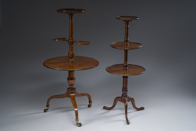 Twee Engelse mahoniehouten dumbwaiter met drie niveau's, 19de/20ste eeuw