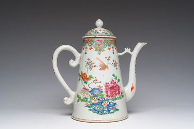 Een Chinese famille rose dekselkan met vogels bij bloesems, Qianlong